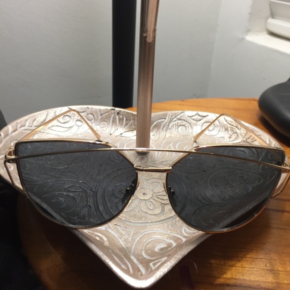 EUC Sunglasses 🕶 Gold Frame, dark mirrors - Picture 6 of 6
